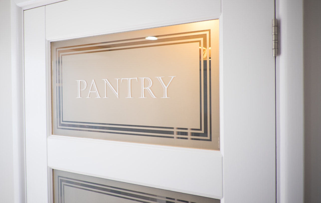 Hensman_oakgrain_mussel_seamless_composite_splashback_pantry